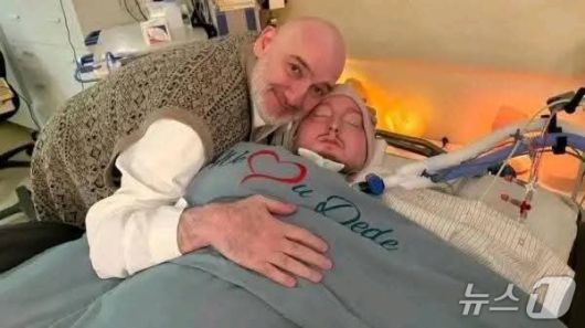 사우디아라비아의 칼리드 빈 탈랄 빈 압둘아지즈 왕자가 혼수상태인 아들 알왈리드 왕자를 돌보고 있다./소셜미디어 X