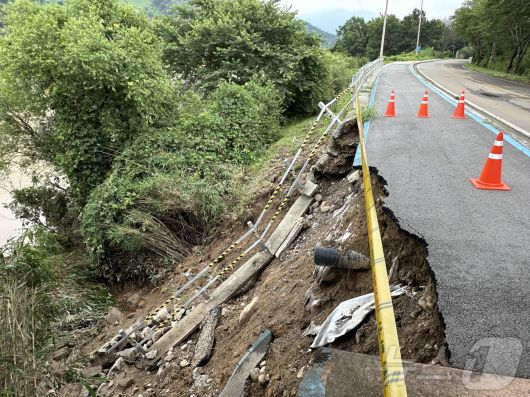 18일 오전 전남 광양시 다압면 한 도로가 전날 내린 폭우로 유실돼 관련 당국이 교통 통제를 하고 있다.(독자 제공. 재판매 및 DB 금지) 2025.7.18/뉴스1 ⓒ News1 김동수 기자