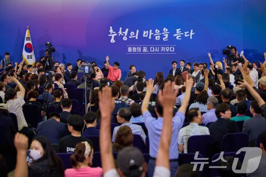 이재명 대통령이 지난 4일 대전 유성구 대전컨벤션센터에서 열린 ‘충청에서 듣다, 충청 타운홀 미팅’에서 참석자들의 질문을 받고 있다. (이재명 대통령 SNS. 재판매 및 DB 금지) 2025.7.5/뉴스1 ⓒ News1 허경 기자