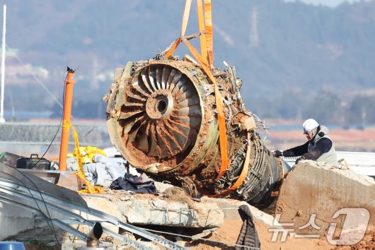 제주항공 여객기 참사 엿새째인 지난 1월 3일 오후 전남 무안국제공항 참사 현장에서 로컬라이저(방위각시설) 둔덕에 파묻힌 제주항공 7C2216편의 엔진이 크레인으로 옮겨지고 있는 모습<자료사진>. 2025.1.3/뉴스1 ⓒ News1 김진환 기자