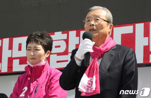 2020년 4월 5일 당시 김종인 미래통합당 총괄선대위원장이 부산 남구 용호동 일대에서 열린 이언주 남구을 후보 유세를 돕고 있다. ⓒ News1 DB