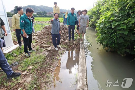 심민 전북 임실군수가 폭우로 피해가 발생한 현장을 찾아 점검하고 있다.(임실군제공. 재판매 및 DB금지)2025.7.21/뉴스1