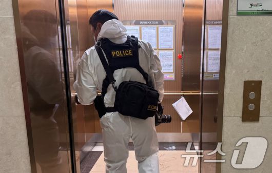 21일 총기 사고가 발생한 인천 연수구 한 아파트 단지에 경찰 수사관이 엘리베이터를 타고 들어가고 있다. 2025.7.21/뉴스1 ⓒ News1 박소영 기자