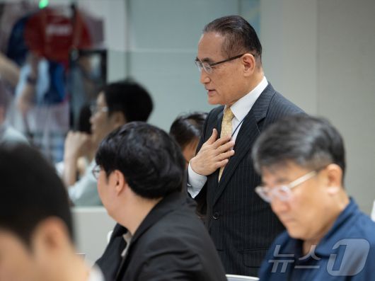 위성락 국가안보실장이 9일 서울 용산 대통령실 청사에서 관세협상 및 방위비 관련 브리핑을 하기 위해 입장하고 있다. 2025.7.9/뉴스1 ⓒ News1 이재명 기자