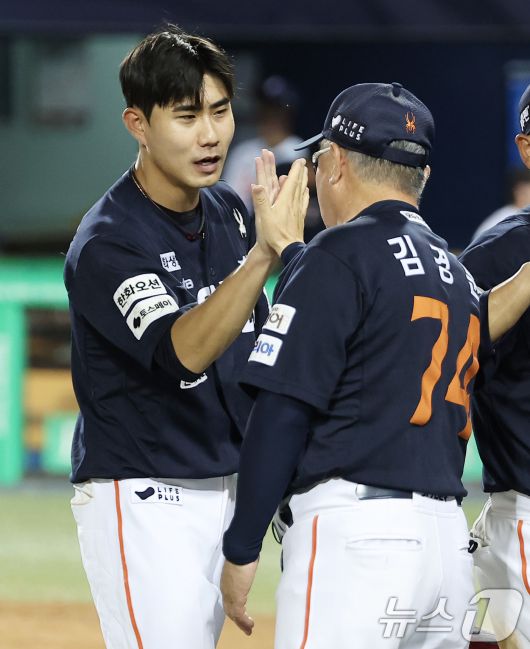한화 심우준이 22일 서울 송파구 잠실야구장에서 열린 프로야구 '2025 신한 SOL뱅크 KBO 리그' 한화 이글스와 두산 베어스의 경기에서 2-1로 승리를 거두며 10연승을 달성한 후 김경문 감독과 하이파이브를 하고 있다. 한 팀이 단일 시즌에 두 번의 10연승을 해낸 건 1985년 삼성 라이온즈 이후 처음이자 역대 두 번째다. 2025.7.22/뉴스1 ⓒ News1 김성진 기자