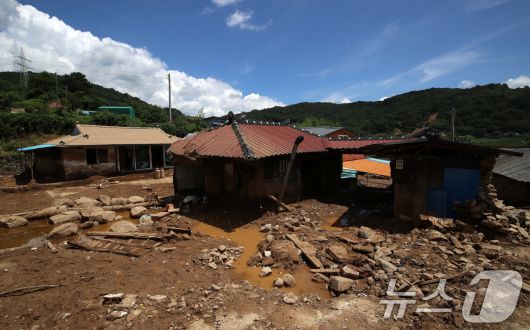 22일 폭우와 산사태 피해를 입은 경남 산청군 신등면 율현마을이 쑥대밭이 돼있다. 2025.7.22/뉴스1 ⓒ News1 윤일지 기자