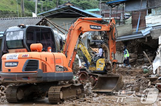 22일 폭우와 산사태 피해를 입은 경남 산청군 신등면 율현마을에서 실종자 수색작업이 이뤄지고 있다. 2025.7.22/뉴스1 ⓒ News1 윤일지 기자