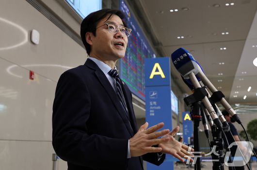 여한구 산업통상자원부 통상교섭본부장이 지난 10일 오후 인천국제공항 제2여객터미널을 통해 워싱턴D.C에서 귀국한 뒤 취재진의 질문에 답하고 있다. 2025.7.10/뉴스1 ⓒ News1 구윤성 기자