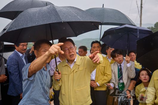 이재명 대통령이 지난 21일 기록적인 폭우가 쏟아진 경남 산청군 산청읍 부리마을에서 피해 상황을 점검하고 있다. (이재명 대통령 SNS. 재판매 및 DB 금지) 2025.7.22/뉴스1 ⓒ News1 이재명 기자