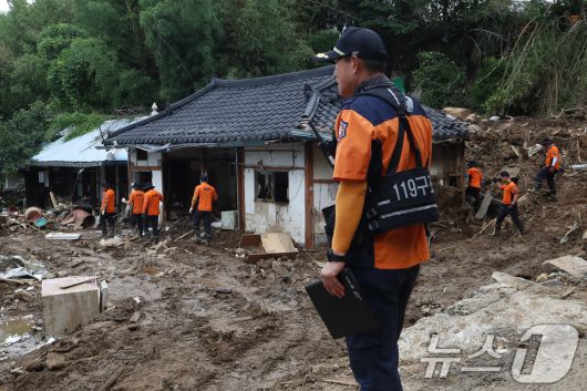 21일 폭우와 산사태 피해를 입은 경남 산청군 산청읍 모고마을에서 실종자 수색작업이 이뤄지고 있다. 2025.7.21/뉴스1 ⓒ News1 윤일지 기자