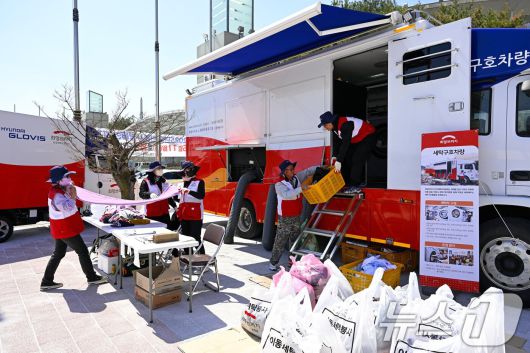 현대자동차그룹이 집중호우 피해 복구를 위한 성금 20억 원을 전달하고 긴급 복구 지원 활동에 나섰다고 21일 밝혔다. 사진은 피해 지역에 투입된 세탁·방역 구호차량 모습. (현대차그룹 제공. 재판매 및 DB 금지) 2025.7.21/뉴스1