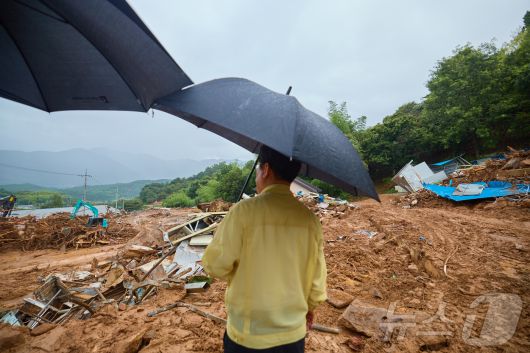 이재명 대통령이 지난 21일 기록적인 폭우가 쏟아진 경남 산청군 산청읍 부리마을에서 피해 상황을 점검하고 있다. (이재명 대통령 SNS. 재판매 및 DB 금지) 2025.7.22/뉴스1 ⓒ News1 이재명 기자