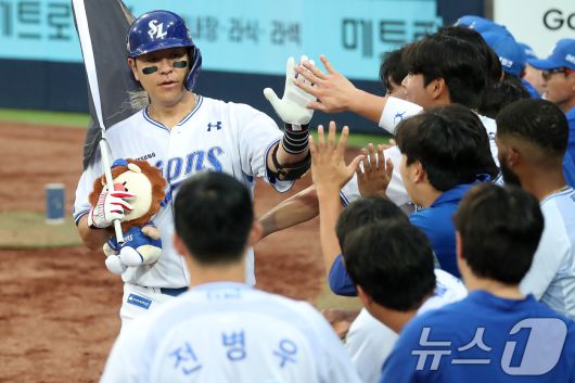 26일 오후 대구 수성구 삼성라이온즈파크에서 열린 프로야구 '2025 신한 SOL뱅크 KBO 리그' 한화 이글스와 삼성 라이온즈의 경기, 4회말 1사 상황 삼성 6번타자 강민호가 한화 선발 문동주를 상대로 좌월 솔로홈런을 때린 뒤 동료들의 축하를 받고 있다. 2025.6.26/뉴스1 ⓒ News1 공정식 기자