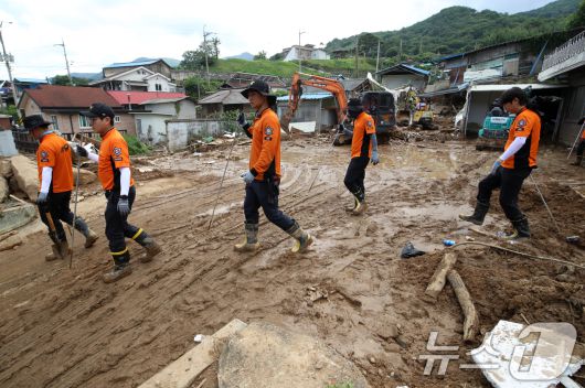 22일 폭우와 산사태 피해를 입은 경남 산청군 신등면 율현마을에서 실종자 수색작업이 이뤄지고 있다. 2025.7.22/뉴스1 ⓒ News1 윤일지 기자