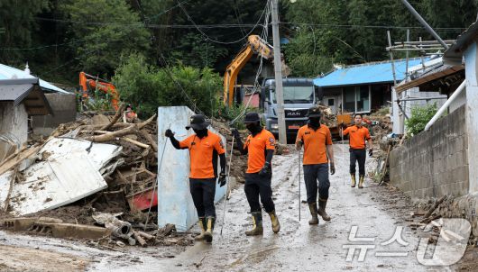 21일 폭우와 산사태 피해를 입은 경남 산청군 산청읍 모고마을에서 실종자 수색작업이 이뤄지고 있다. 2025.7.21/뉴스1 ⓒ News1 윤일지 기자