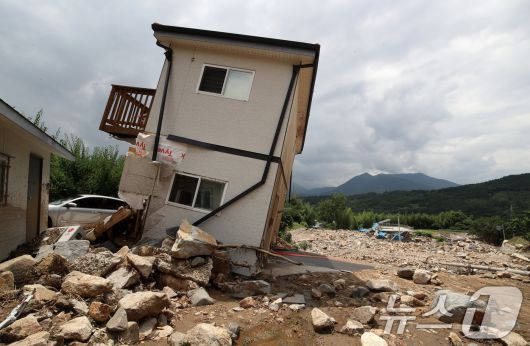 21일 경남 산청군 산청읍 모고마을이 폭우와 산사태로 인해 주택이 파손되는 등 돌밭으로 변해 있다. 2025.7.21/뉴스1 ⓒ News1 윤일지 기자