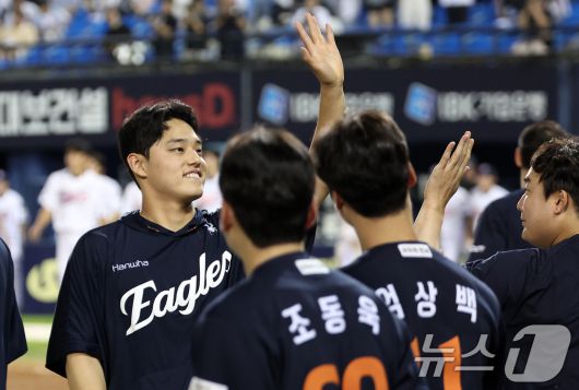 한화 문동주가 22일 서울 송파구 잠실야구장에서 열린 프로야구 '2025 신한 SOL뱅크 KBO 리그' 한화 이글스와 두산 베어스의 경기에서 2-1로 승리를 거두며 10연승을 달성한 후 관중석을 향해 인사하고 있다. 한 팀이 단일 시즌에 두 번의 10연승을 해낸 건 1985년 삼성 라이온즈 이후 처음이자 역대 두 번째다. 2025.7.22/뉴스1 ⓒ News1 김성진 기자