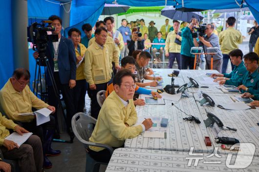 이재명 대통령이 21일 경남 산청군 산청읍 행정복지센터 앞에 마련된 호우 피해 통합지원본부에서 보고를 받고 있다. (대통령실 제공. 재판매 및 DB 금지) 2025.7.21/뉴스1 ⓒ News1 허경 기자