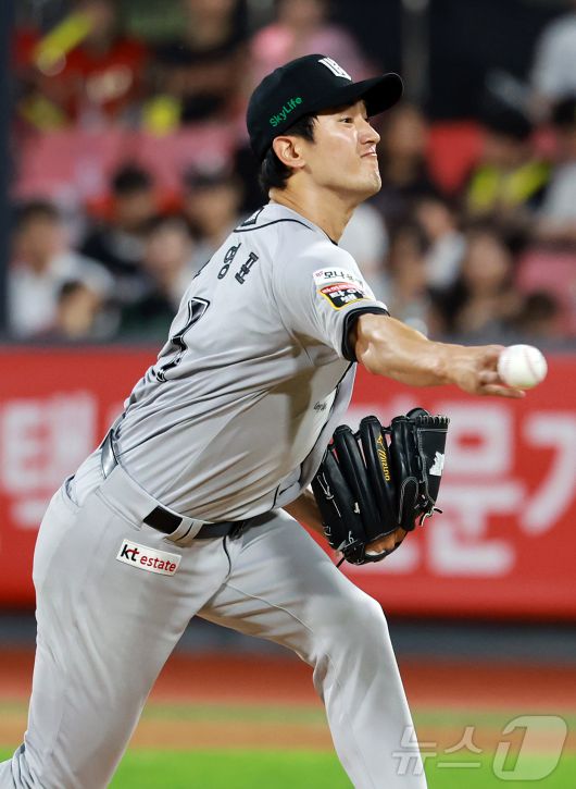 21일 오후 경기 수원 KT위즈파크에서 열린 '2025 신한 SOL뱅크 KBO 리그’ KIA 타이거즈와 kt 위즈의 경기, kt 선발 고영표가 7회초 등판해 힘차게 공을 던지고 있다. 2025.5.21/뉴스1 ⓒ News1 김진환 기자