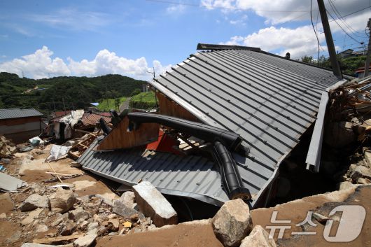 22일 폭우와 산사태 피해를 입은 경남 산청군 신등면 율현마을이 쑥대밭이 돼있다. 2025.7.22/뉴스1 ⓒ News1 윤일지 기자