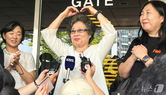 61년 전 자신을 성폭행하려던 남성의 혀를 깨물어 중상해 혐의 유죄 판결을 받았던 최말자 씨(78)가 23일 부산 연제구 부산지방법원에서 열린 재심 첫 공판에서 무죄를 구형받고 나서며 취재진을 향해 하트를 만들고 있다. 2025.7.23/뉴스1 ⓒ News1 장광일 기자