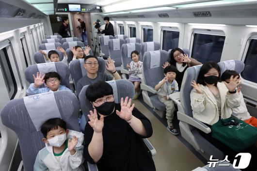 22일 오전 서울 중구 봉래동 서울역에서 열린 'KTX-청룡' 첫 시승 행사에 참여한 국민 시승단이 열차에 탑승해 취재진을 향해 손을 흔들고 있다. 100% 국내기술로 설계·제작된 차세대 동력분산식 고속열차인 'KTX-청룡'의 총 좌석 수는 515석이며, 차량의 설계속도는 352km, 영업속도는 320km로 국내에서 가장 빠른 고속열차다. 대국민 열차 명칭 공모를 통해 접수된 9,192건의 후보안 중 네이밍 개발 및 브랜드 전문가 자문을 거처 최종 선정된 이름인 'KTX-청룡'은 짙은 푸른 색상과 옆면에 쭉 뻗은 황금색 곡선이 청룡을 닮았다. 한편 코레일은 국토교통부와 함께 오는 25일까지 경부선, 호남선 각 2회 각 300명씩(일반 260, 다자녀 40) 모두 네 차례 시승 행사를 진행하고, 다음 달 1일 첫 운행을 시작한다. 2024.4.22/뉴스1 ⓒ News1 박정호 기자