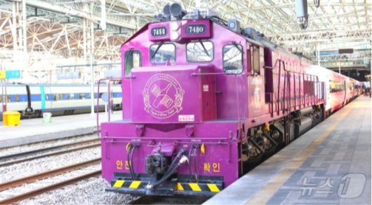 대전 0시 축제 기간에 수도권 관광객을 위해 서울역에서 대전역을 운행하는 대전행 관광열차인 ‘국악와인열차’ 모습.(대전시 제공)/뉴스1 ⓒ News1