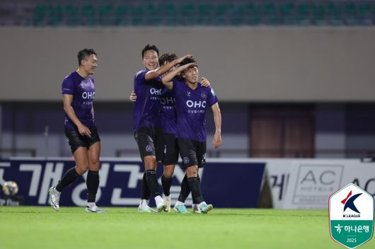 동료들과 함께 기뻐하는 권경원(한국프로축구연맹 제공)
