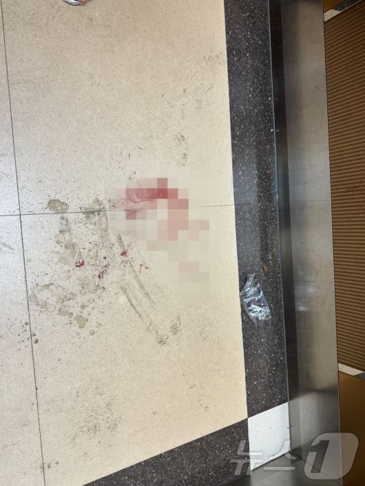 지난 21일 총기 사고가 발생한 인천시 송도국제도시 한 아파트 엘리베이터에 혈흔이 묻어 있다. 2025.7.21/뉴스1 ⓒ News1 박소영 기자