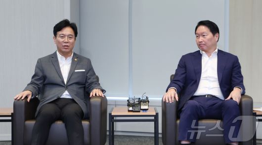 최태원 대한상공회의소 회장이 24일 서울 중구 대한상의에서 김영훈 고용노동부 장관과 만나 대화하고 있다. (공동취재) 2025.7.24/뉴스1 ⓒ News1 이승배 기자