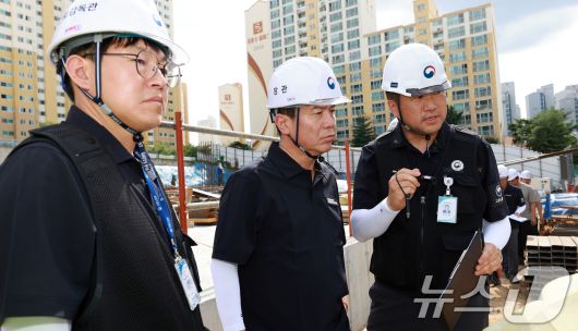 김영훈 고용노동부 장관이 22일 경기 남양주시에 있는 건설공사 현장을 사전 예고 없이 전격 방문해 건설 노동자들의 안전 실태를 불시 점검하고 있다. (고용노동부 제공. 재판매 및 DB 금지) 2025.7.22/뉴스1 ⓒ News1 이연주 기자