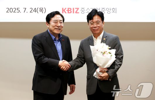 김기문 중소기업중앙회 회장이 24일 서울 영등포구 중기중앙회에서 김영훈 신임 고용노동부 장관과 상견례 후 기념 촬영을 하고 있다. (중소기업중앙회 제공. 재판매 및 DB 금지) 2025.7.24/뉴스1