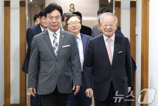 김영훈 고용노동부 장관이 24일 서울 마포구 한국경영자총협회를 방문해 손경식 경총 회장과 나란히 이동하고 있다. 민주노총 위원장 출신의 김 장관은 이날 취임 후 첫 대외 일정을 중기중앙회, 경총, 대한상의 등 경영계 단체들과의 연쇄 간담회로 시작했다. 2025.7.24/뉴스1 ⓒ News1 오대일 기자