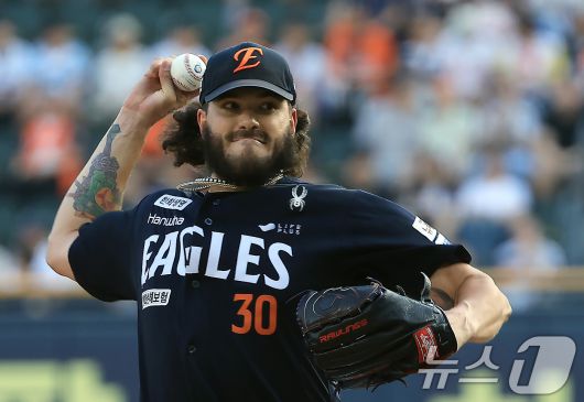 한화 선발 폰세가 24일 오후 서울 송파구 잠실야구장에서 열린 프로야구 '2025 신한 SOL뱅크 KBO 리그' 한화 이글스와 두산 베어스의 경기에서 역투하고 있다. 2025.7.24/뉴스1 ⓒ News1 박정호 기자