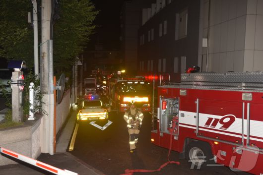 지난 21일 소방 관계자들이 송도 총격 피의자 A 씨(63)의 서울 도봉구 쌍문동 주택에 진입하고 있다.(서울소방재난본부 제공. 재배포 및 DB금지)2025.7.23/뉴스1