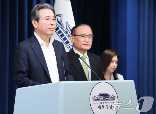 김용범 정책실장과 위성락 국가안보실장이 25일 서울 용산구 대통령실 청사에서 비서실장 주재 통상대책회의 관련 브리핑을 하고 있다. 2025.7.25/뉴스1 ⓒ News1 허경 기자