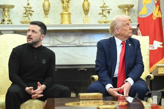 도널드 트럼프 미국 대통령이 지난 2월 28일(현지시간) 워싱턴 백악관에 도착한 볼로디미르 젤렌스키 우크라이나 대통령과 정상 회담 중 서로를 외면하고 있다. ⓒ AFP=뉴스1 ⓒ News1 우동명 기자