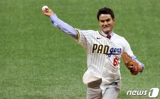 2024 메이저리그 서울시리즈 LA 다저스-샌디에이고 파드리스전에서 시구하는 박찬호. 뉴스1 DB ⓒ News1 박정호 기자