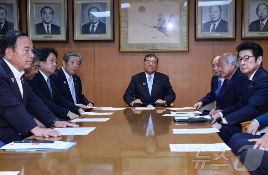 21일 일본 자민당 본부에서 이시바 시게루 일본 총리(가운데)와 당 지도부가 자민당 긴급 최고위 회의를 열고 있다. 전날 있었던 참의원(상원) 선거에서 패배해 분위기가 침통하다. 2025.07.21. ⓒ AFP=뉴스1 ⓒ News1 권영미 기자