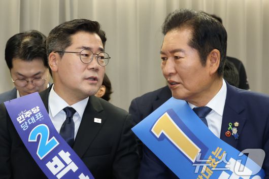 더불어민주당 정청래(오른쪽), 박찬대 당대표 후보가 20일 오후 서울 여의도 중앙당사에서 열린 '당대표 및 최고위원 선출을 위한 영남권 합동연설회'에서 대화하고 있다. 2025.7.20/뉴스1 ⓒ News1 이광호 기자