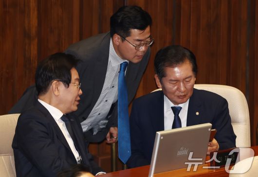 더불어민주당 이재명 대표와 박찬대 원내대표, 정청래 의원이 11일 오후 서울 여의도 국회에서 열린 제418회국회(정기회) 제6차 본회의에서 대화하고 있다. 2024.9.11/뉴스1 ⓒ News1 김민지 기자