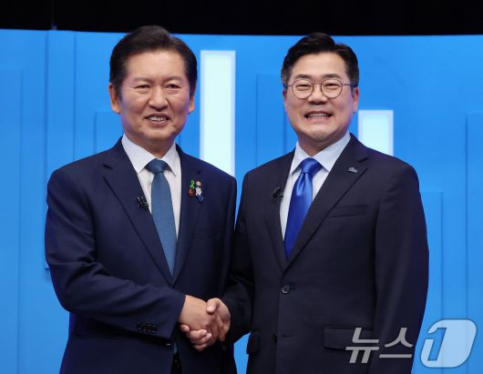 정청래(왼쪽), 박찬대 더불어민주당 당대표 후보가 16일 서울 양천구 목동 SBS에서 TV토론회에 앞서 기념촬영을 하고 있다. 2025.7.16/뉴스1 ⓒ News1 국회사진기자단