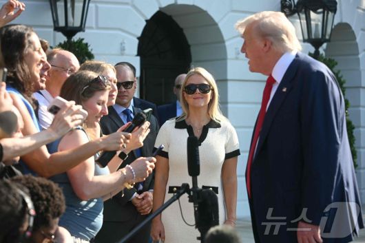 도널드 트럼프 미국 대통령이 25일(현지시간) 캐롤라인 레빗 백악관 공보실장과 함께 25일(현지시간) 스코틀랜드 방문을 위해 워싱턴DC 백악관을 떠나기 전 기자들 질문에 답하고 있다. 2025.07.25 ⓒ AFP=뉴스1 ⓒ News1 류정민 특파원