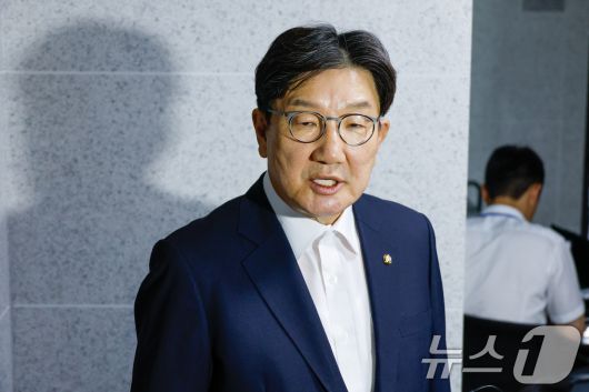 권성동 국민의힘 의원이 지난 18일 서울 여의도 국회 의원회관 자신의 의원실 앞에서 김건희 특검의 '건진법사-통일교 의혹' 압수수색 관련 입장을 밝히고 있다. 2025.7.18/뉴스1 ⓒ News1 안은나 기자