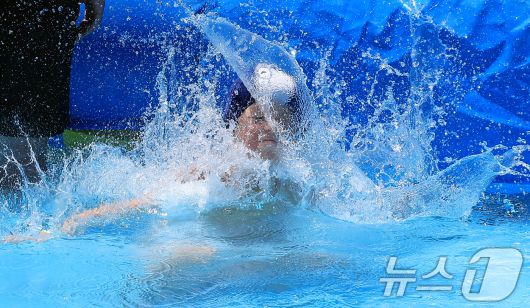 전국 대부분 지역에 폭염특보가 내려진 27일 서울시 서초구 반포종합운동장에 마련된 서리풀 물놀이장을 찾은 어린이가 물놀이를 즐기고 있다.  2025.7.27/뉴스1 ⓒ News1 박정호 기자
