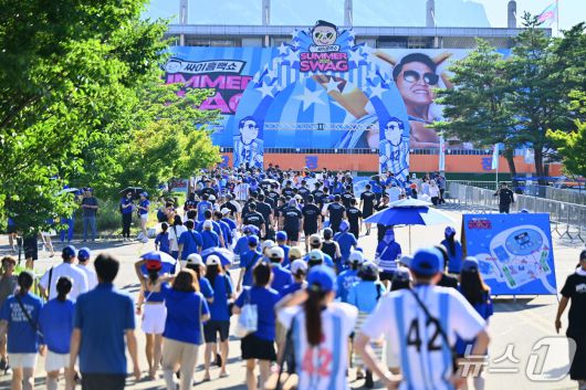 지난 26일 속초종합운동장에 열린 '싸이 흠뻑쇼 SUMMERSWAG2025 속초'(속초시 제공, 재판매 및 DB 금지) 2025.7.27/뉴스1