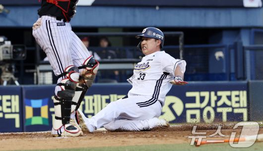 27일 서울 송파구 잠실야구장에서 열린 프로야구 '2025 신한 SOL뱅크 KBO 리그' LG 트윈스와 두산 베어스의 경기, 4회말 무사 1, 3루 상황 두산 정수빈의 역전 1타점 희생플라이 때 3루 주자 김인태가 홈으로 슬라이딩으로 세이프되고 있다. 2025.7.27/뉴스1 ⓒ News1 박지혜 기자