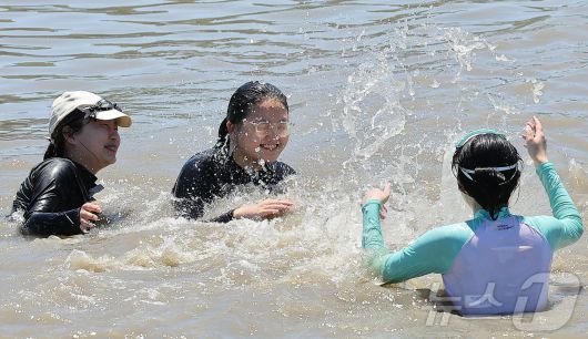 전국 대부분 지역에 폭염특보가 내려진 27일 오후 인천 중구 을왕리 해수욕장을 찾은 시민들이 더위를 식히고 있다. 2025.7.27/뉴스1 ⓒ News1 김진환 기자