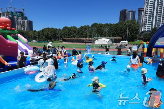 전국 대부분 지역에 폭염특보가 내려진 27일 서울시 서초구 반포종합운동장에 마련된 서리풀 물놀이장을 찾은 가족 단위 방문객들이 물놀이를 즐기고 있다.  2025.7.27/뉴스1 ⓒ News1 박정호 기자