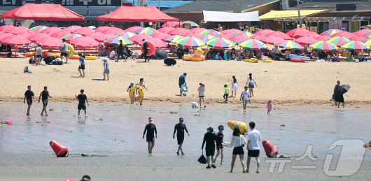 전국 대부분 지역에 폭염특보가 내려진 27일 오후 인천 중구 을왕리 해수욕장이 휴가객으로 붐비고 있다. 2025.7.27/뉴스1 ⓒ News1 김진환 기자